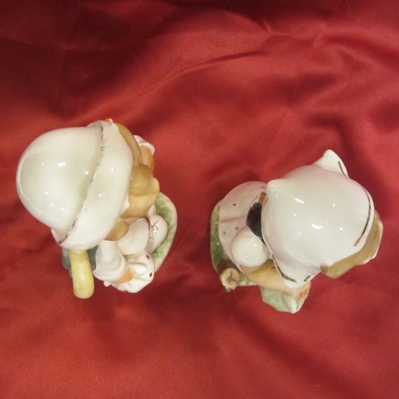 VTG MCM PAIR OF DUTCH CERAMIC FIGURINES W/UMBRELLAS & KERCHIEF BUNDLES - Picture 6 of 8
